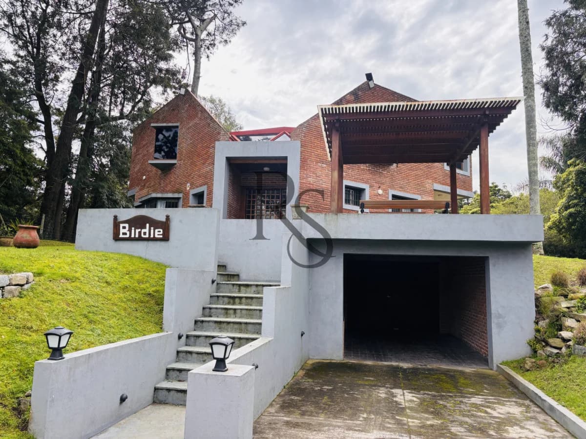 Exclusiva Casa en Cantegril | 4 Dormitorios, Jardín y Excelente Ubicación — 1