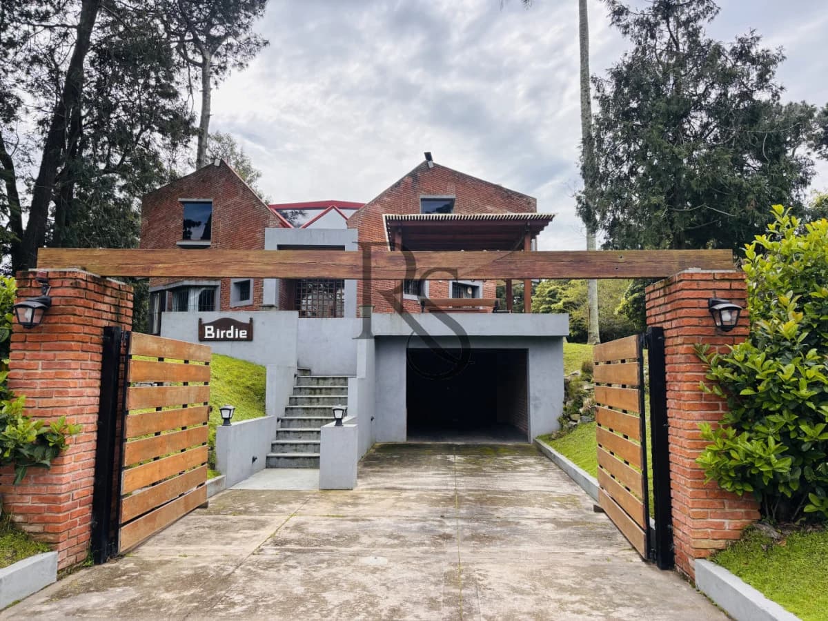 Exclusiva Casa en Cantegril | 4 Dormitorios, Jardín y Excelente Ubicación — 2