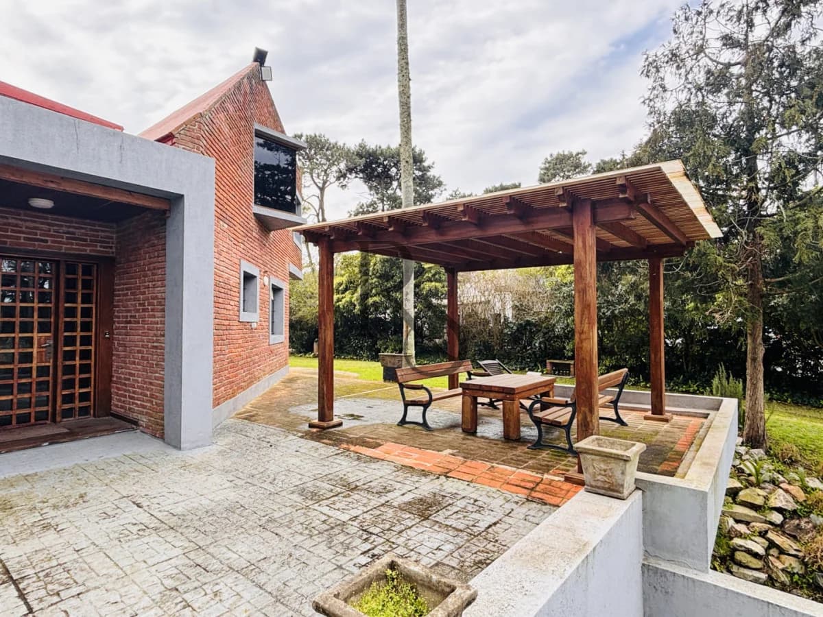 Exclusiva Casa en Cantegril | 4 Dormitorios, Jardín y Excelente Ubicación — 3
