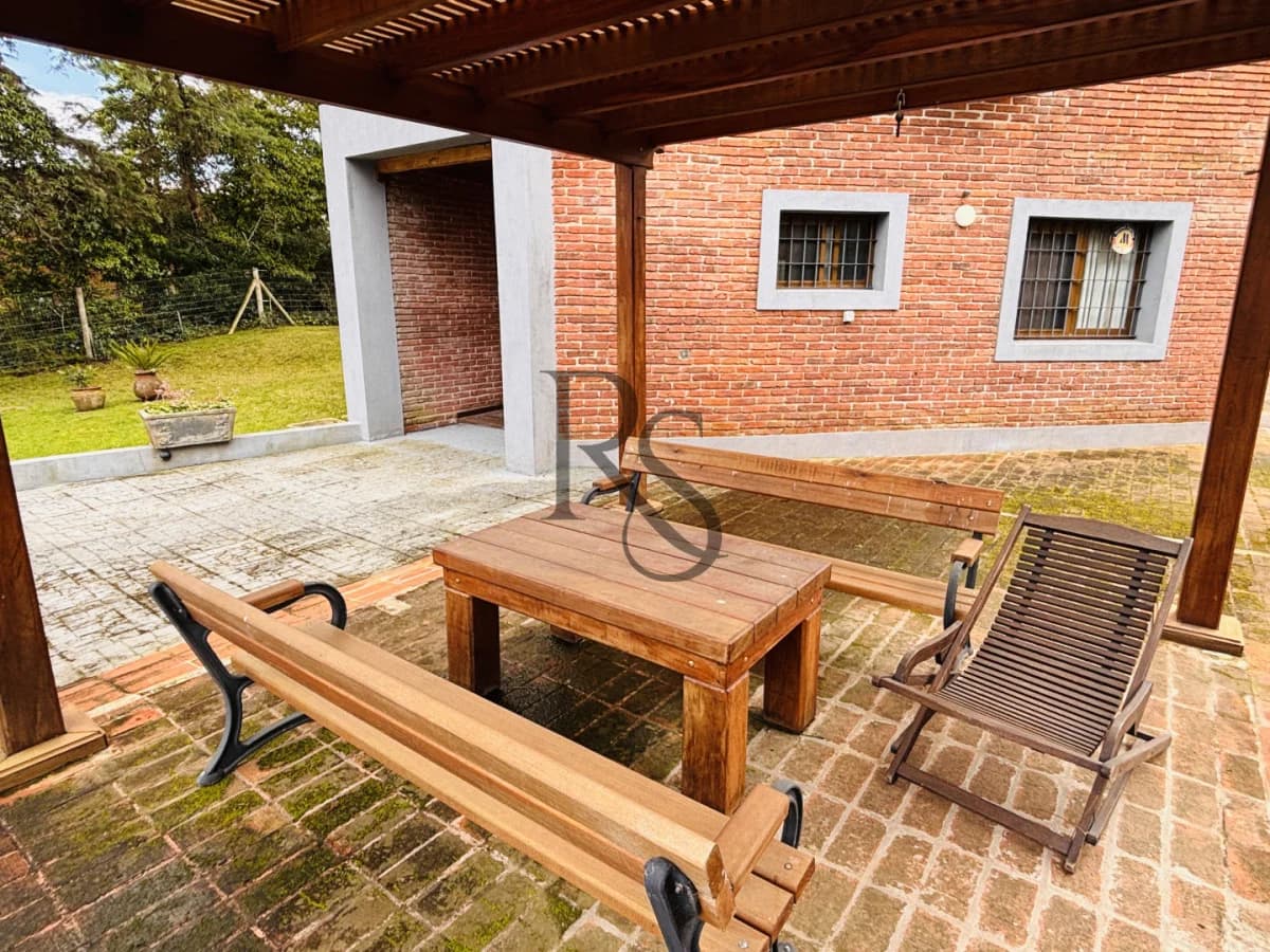 Exclusiva Casa en Cantegril | 4 Dormitorios, Jardín y Excelente Ubicación — 4
