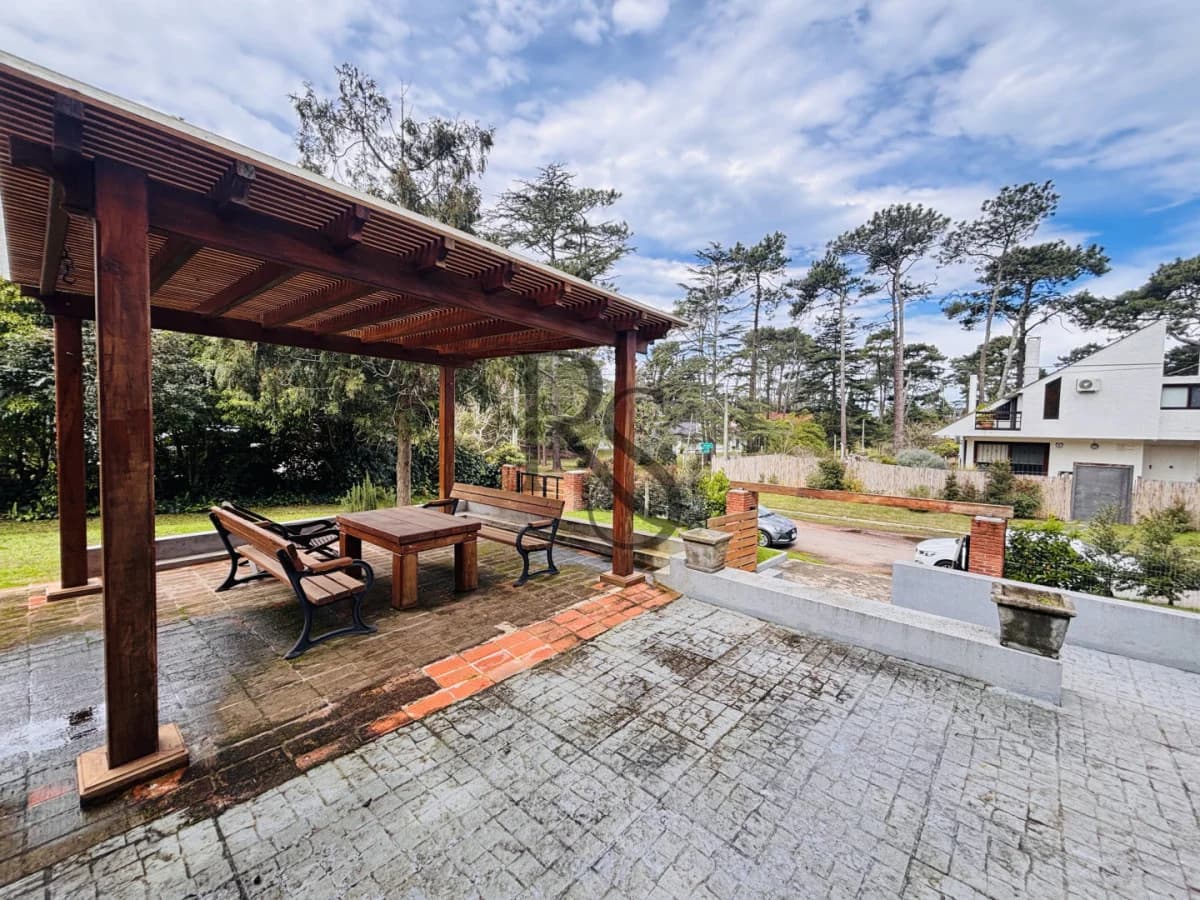 Exclusiva Casa en Cantegril | 4 Dormitorios, Jardín y Excelente Ubicación — 5
