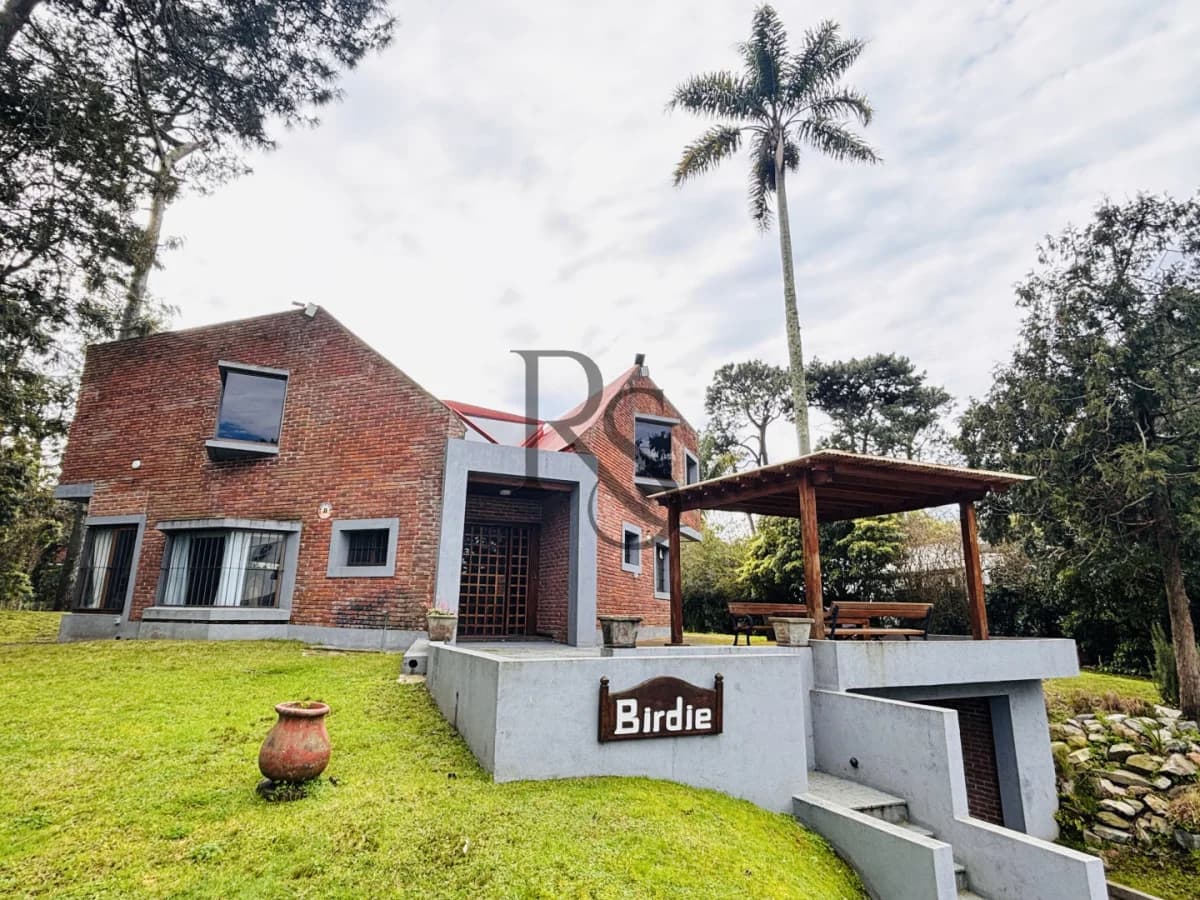 Exclusiva Casa en Cantegril | 4 Dormitorios, Jardín y Excelente Ubicación — 6
