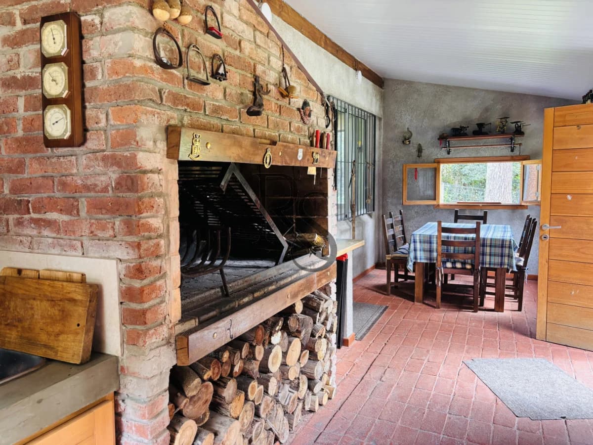 Exclusiva Casa en Cantegril | 4 Dormitorios, Jardín y Excelente Ubicación — 22