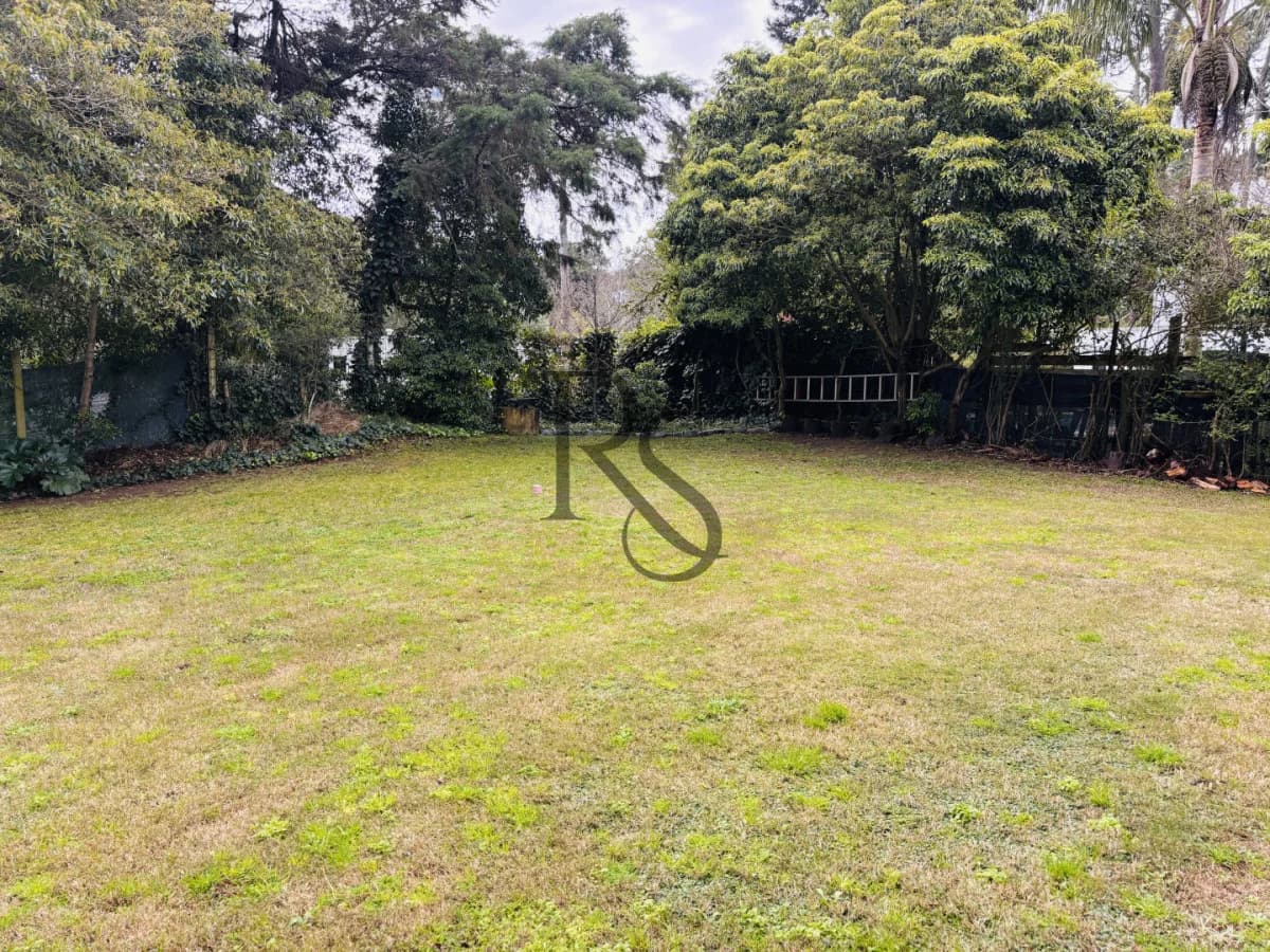 Exclusiva Casa en Cantegril | 4 Dormitorios, Jardín y Excelente Ubicación — 23