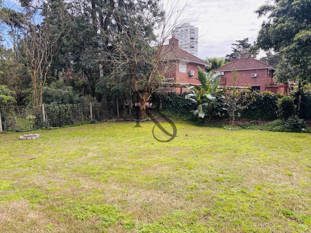 Exclusiva Casa en Cantegril | 4 Dormitorios, Jardín y Excelente Ubicación — 24