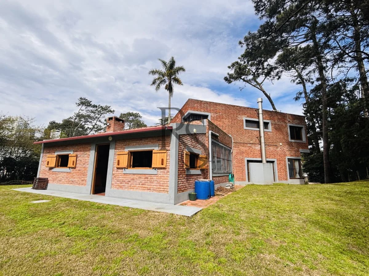 Exclusiva Casa en Cantegril | 4 Dormitorios, Jardín y Excelente Ubicación — 25