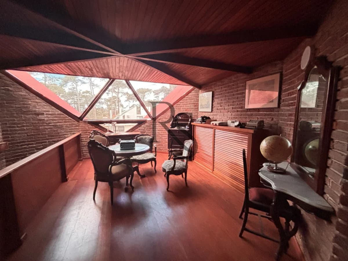Exclusiva Casa en Cantegril | 4 Dormitorios, Jardín y Excelente Ubicación — 27