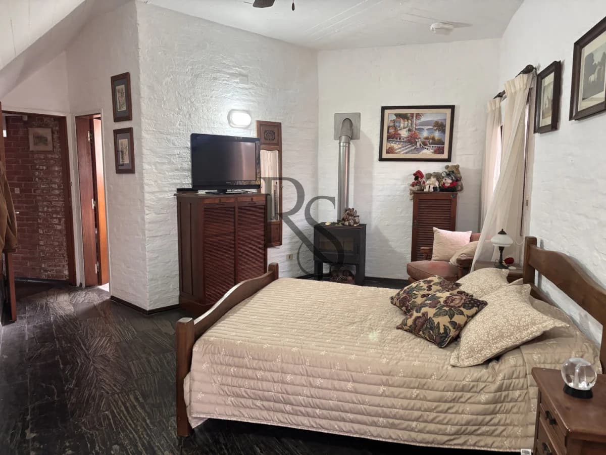 Exclusiva Casa en Cantegril | 4 Dormitorios, Jardín y Excelente Ubicación — 31