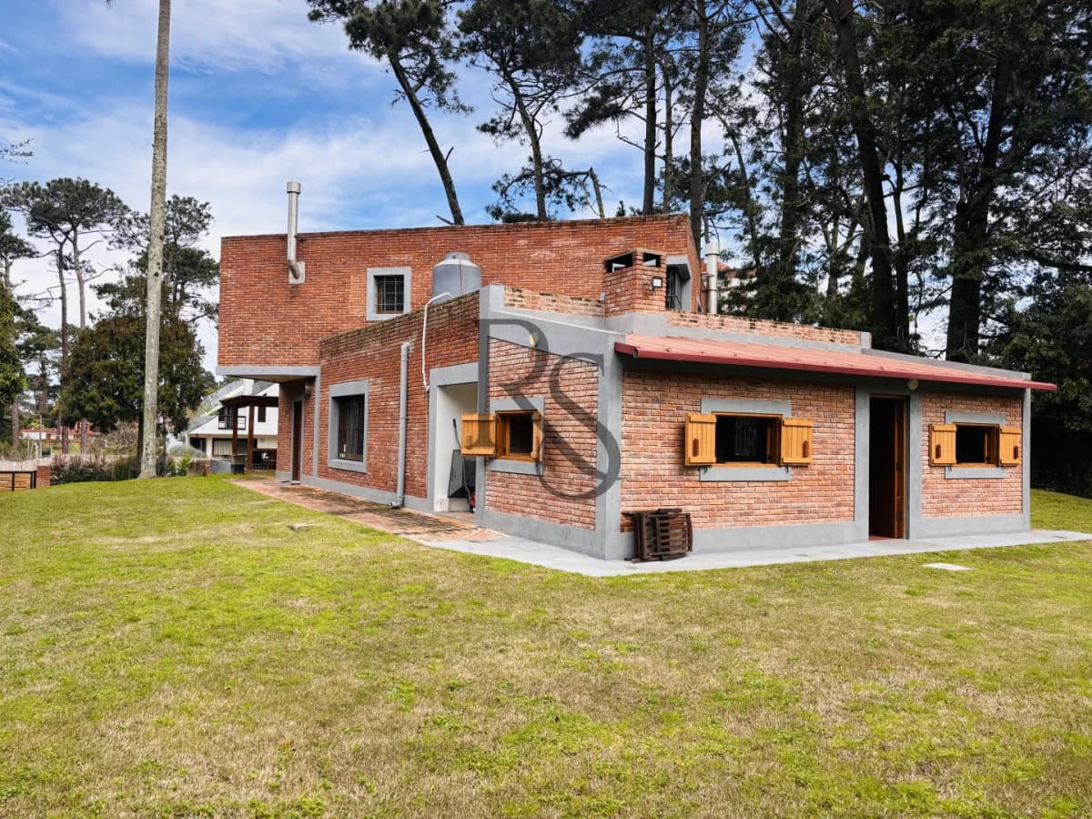 Exclusiva Casa en Cantegril | 4 Dormitorios, Jardín y Excelente Ubicación — 39