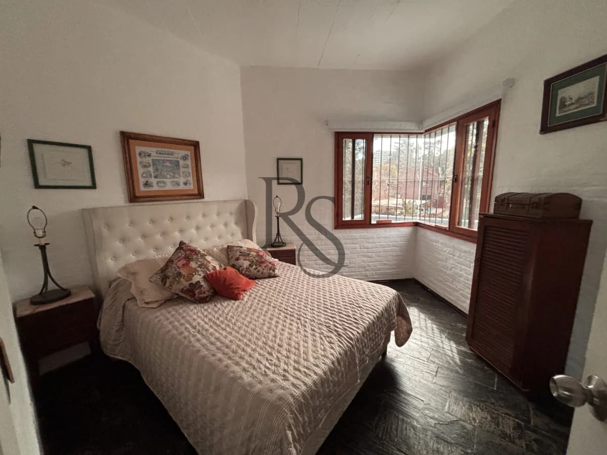 Exclusiva Casa en Cantegril | 4 Dormitorios, Jardín y Excelente Ubicación — 40
