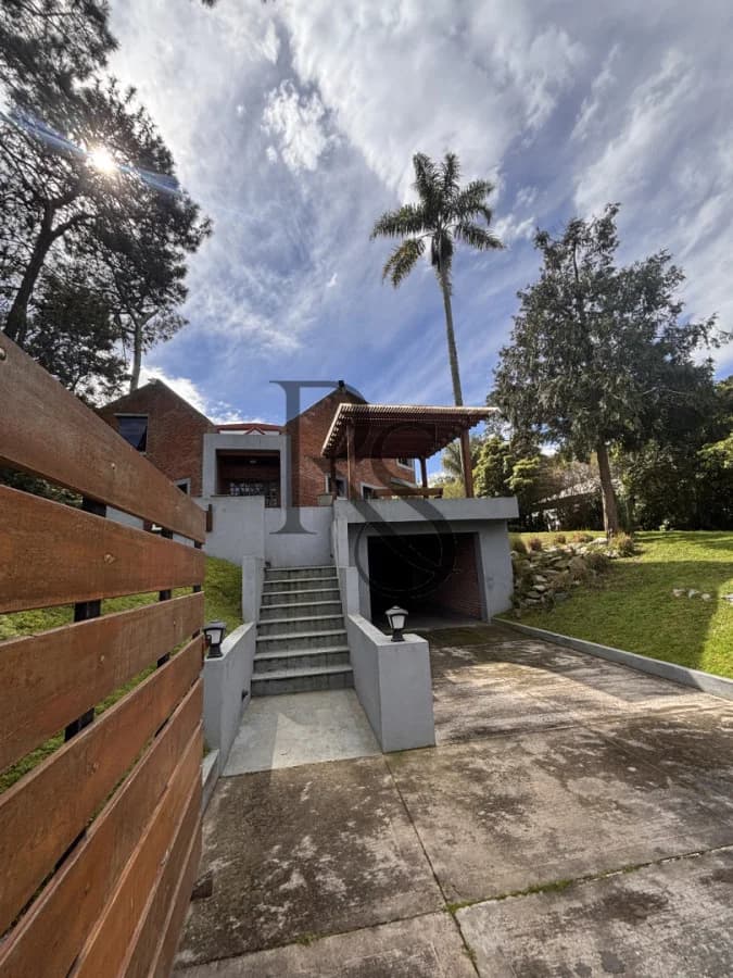 Exclusiva Casa en Cantegril | 4 Dormitorios, Jardín y Excelente Ubicación — 41