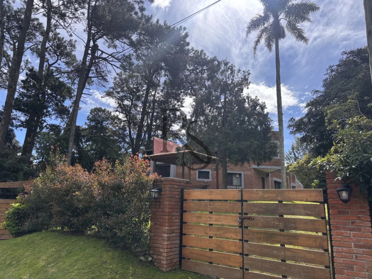 Exclusiva Casa en Cantegril | 4 Dormitorios, Jardín y Excelente Ubicación — 43